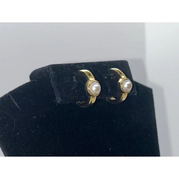 Vintage Napier dainty Gold Tone Pearl Huggie Hoop Screw Back Earrings Signed mcm - Picture 5 of 12